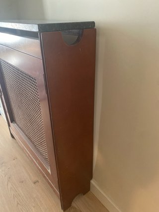 Cubre radiador de madera con tapa de mármol