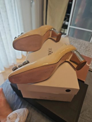 Zapatos de tacón Uterqüe con pedrería