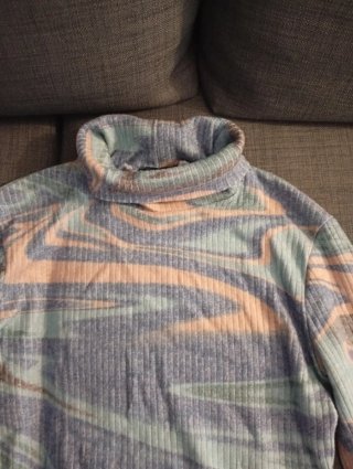 Jersey cuello alto estampado