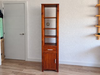 Estantería estrecha de madera con cajón y puerta