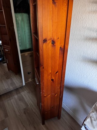Estantería estrecha de madera con cajón y puerta