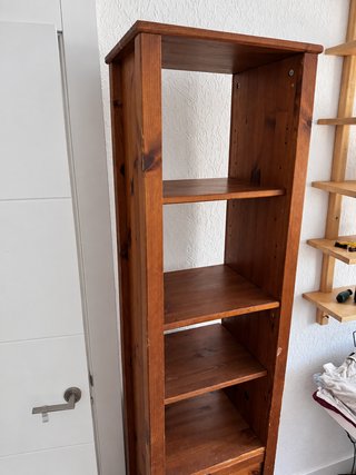 Estantería estrecha de madera con cajón y puerta