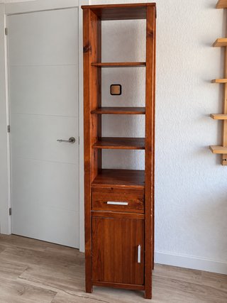 Estantería estrecha de madera con cajón y puerta