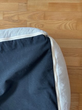 Cama para perro beige.