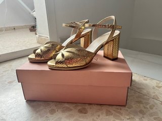 Zapatos de tacón Marian dorados nuevos
