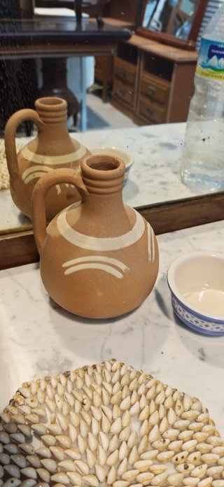 Cántaro de barro tradicional pintado