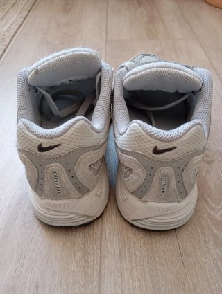 Zapatillas Nike grises y blancas.  Air pegasus