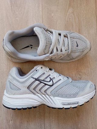 Zapatillas Nike grises y blancas.  Air pegasus