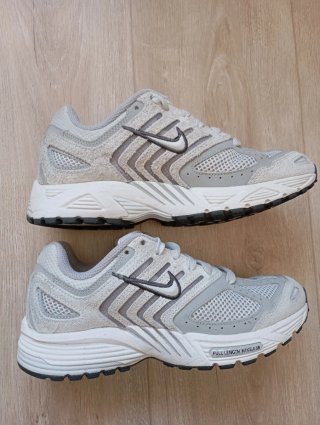 Zapatillas Nike grises y blancas.  Air pegasus