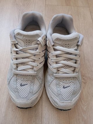 Zapatillas Nike grises y blancas.  Air pegasus