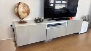Mueble TV blanco y gris flotante
