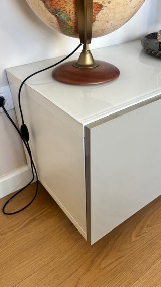 Mueble TV blanco y gris flotante