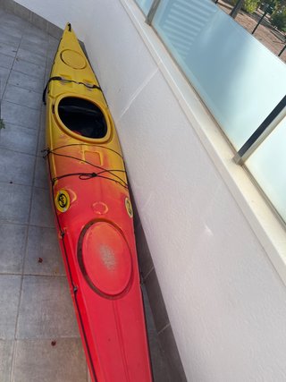 Kayak de mar amarillo y rojo. 5 metros