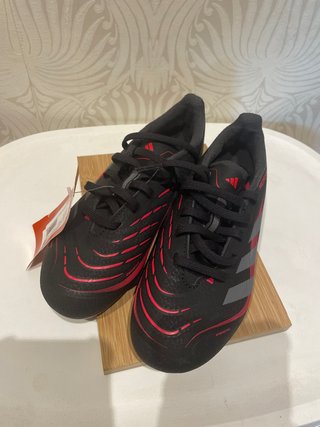 Botas de fútbol Adidas Predator para niños num.32.