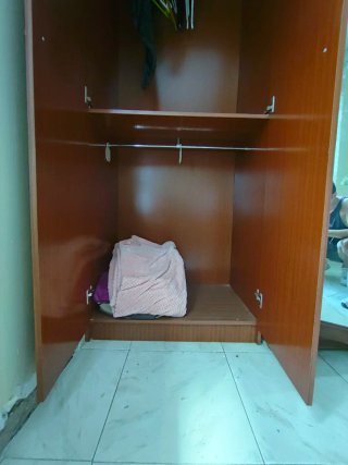 Armario de madera marrón
