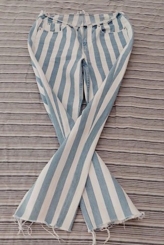 Pantalón vaquero rayas azul y blanco