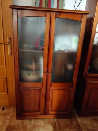 Mueble vitrina madera y cristal