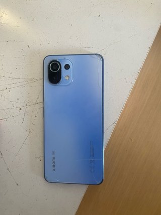 Nuovo Xiaomi 11 Lite 5GNE in blu con finitura brillante