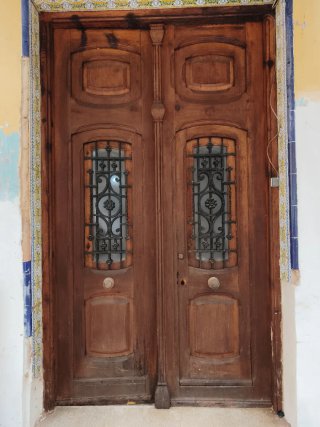Puerta doble de madera maciza