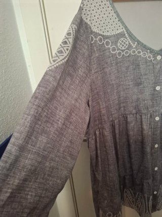 Blusa gris con bordados blancos