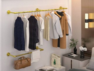 Perchero de pared dorado para ropa.