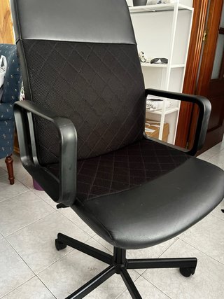 Silla giratoria negra
