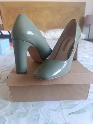 Zapatos de tacón Zara charol verde