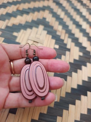 Pendientes largos rosas .