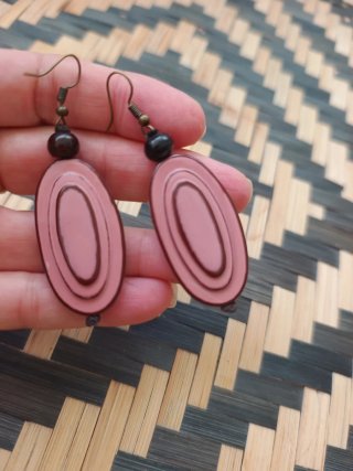 Pendientes largos rosas .