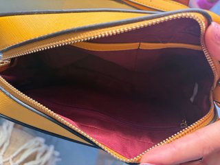 Bolso amarillo de cadena