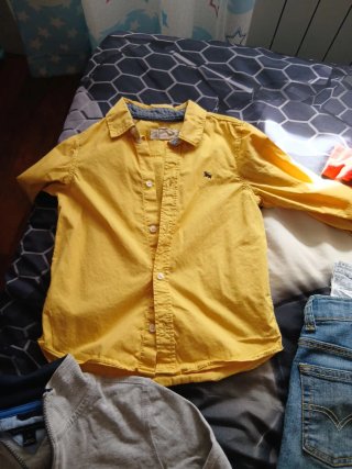 Lote de 4 prendas: polos, sudadera y vaquero