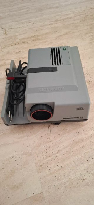 Proyector de Diapositivas Braun Novamat 515A