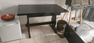 Mesa de comedor negra de cristal y madera