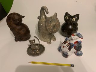 Col.lecció de figures de gats