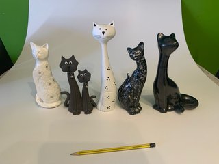 Col.lecció de figures de gats