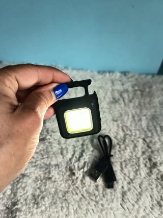 Linterna LED con imán y cable USB