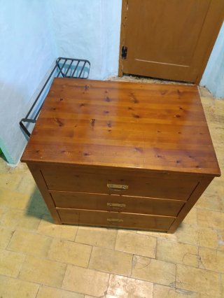 Cómoda antigua de madera con 3 cajones