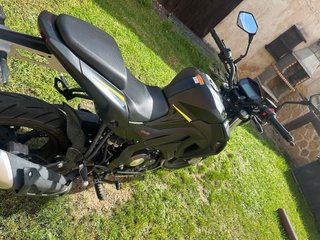 Keeway KFC 125 Naked Negra y Amarilla