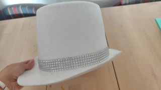 Se regala sombrero de disfraz.
