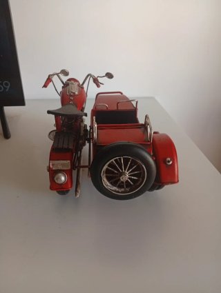 Moto con sidecar hojalata roja