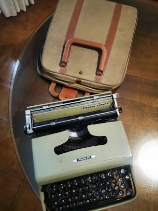 Máquina de escribir Olivetti Pluma 22