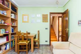 Librería grande, mesa y 4 sillas