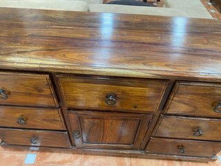 Aparador de madera maciza