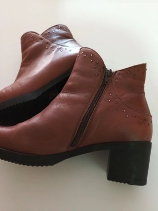 Botines Marrones con Tachuelas