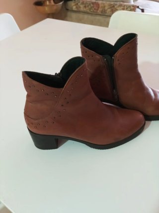 Botines Marrones con Tachuelas