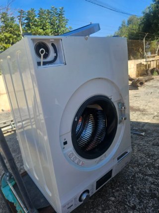 Lavadora de carga frontal blanca