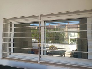 Ventanas Correderas con Reja de Hierro