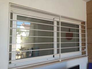 Ventanas Correderas con Reja de Hierro