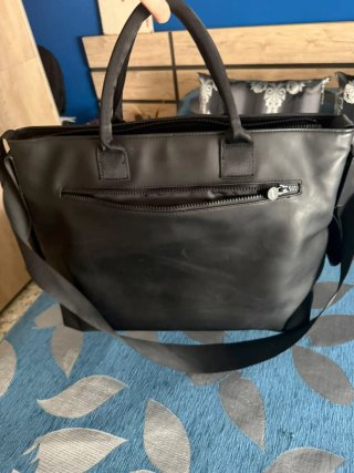 Bolso Negro con Inscripción