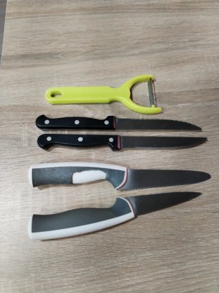 Juego de 4 cuchillos y pelador